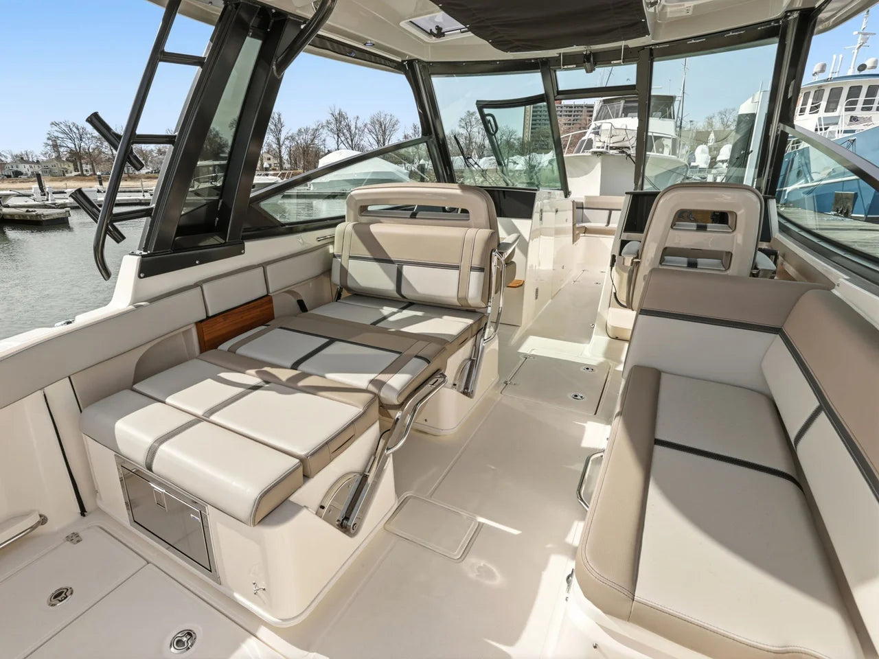 2026 Boston Whaler 330 Vantage 33.0 feet, Clearwater, Florida #10