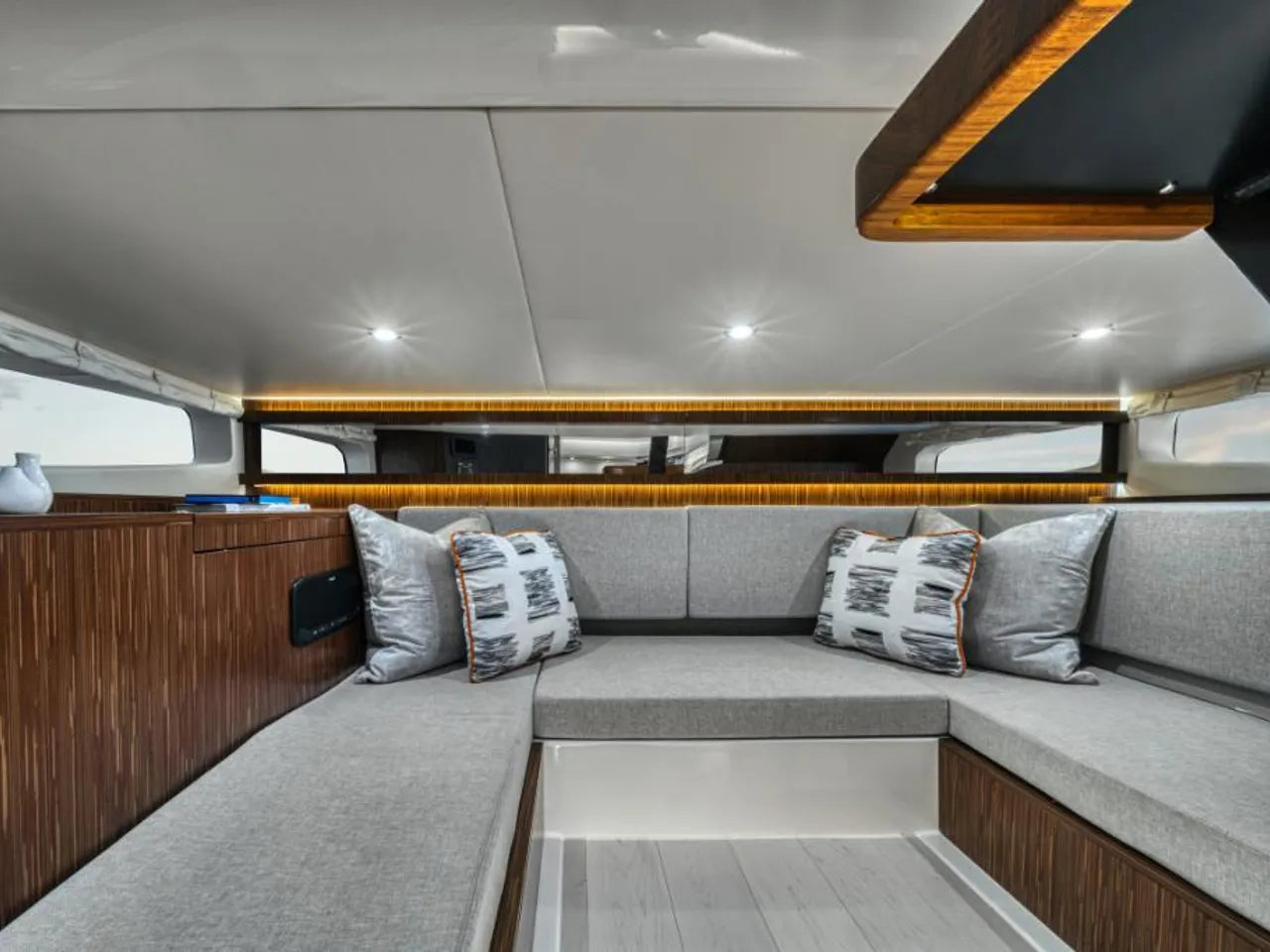 2025 Sea Ray Sundancer 370 Outboard 37.0 feet, Clearwater, Florida #35