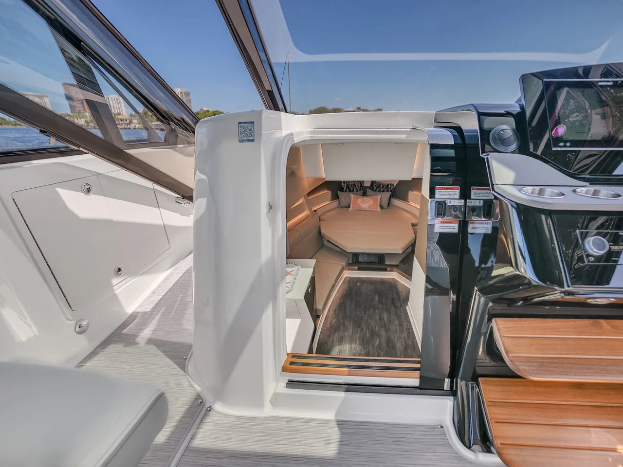 2026 Sea Ray Sundancer 370 Outboard 37.0 feet, Clearwater, Florida #25