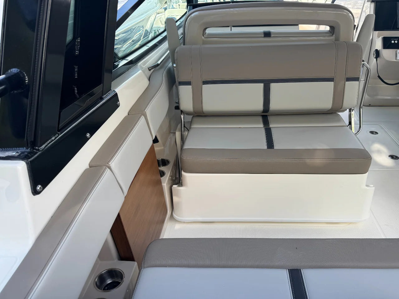 2026 Boston Whaler 330 Vantage 33.0 feet, Clearwater, Florida #9