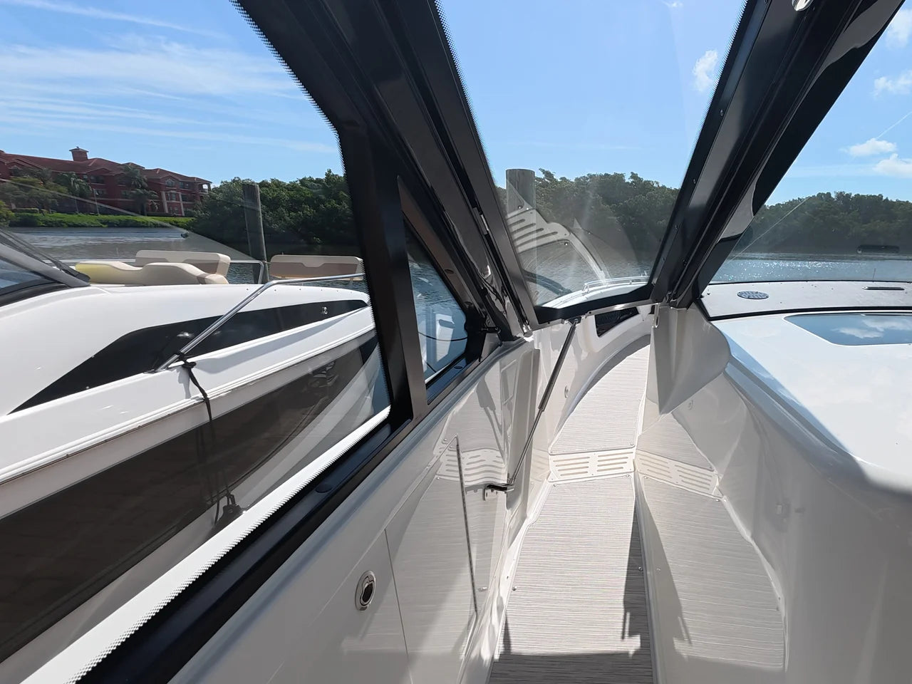 2026 Sea Ray Sundancer 370 Outboard 37.0 feet, Clearwater, Florida #17