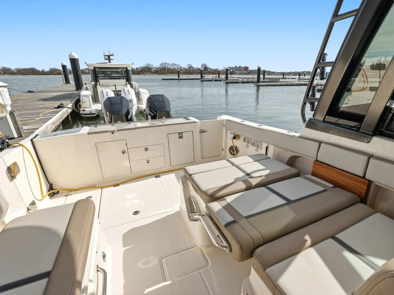 2026 Boston Whaler 330 Vantage 33.0 feet, Clearwater, Florida #9