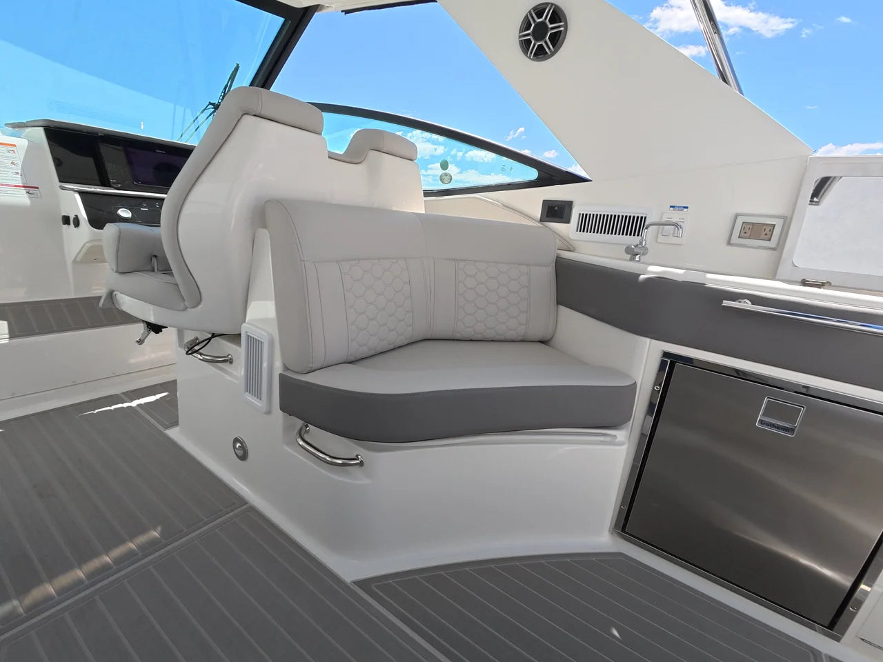 2026 Sea Ray Sundancer 320 Outboard 32.0 feet, Clearwater, Florida #14