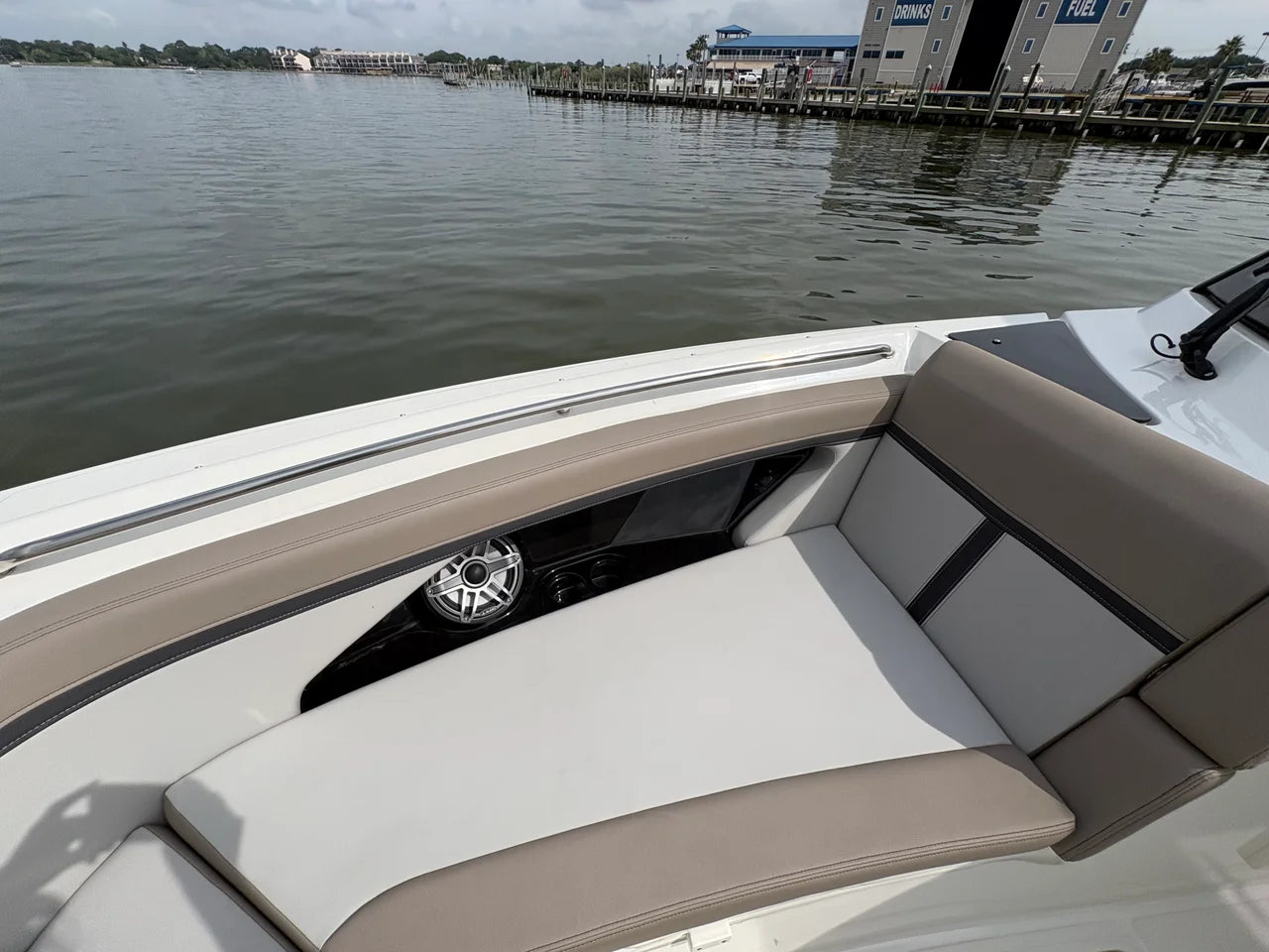 2025 Boston Whaler 330 Vantage 33.0 feet, Clearwater, Florida #17