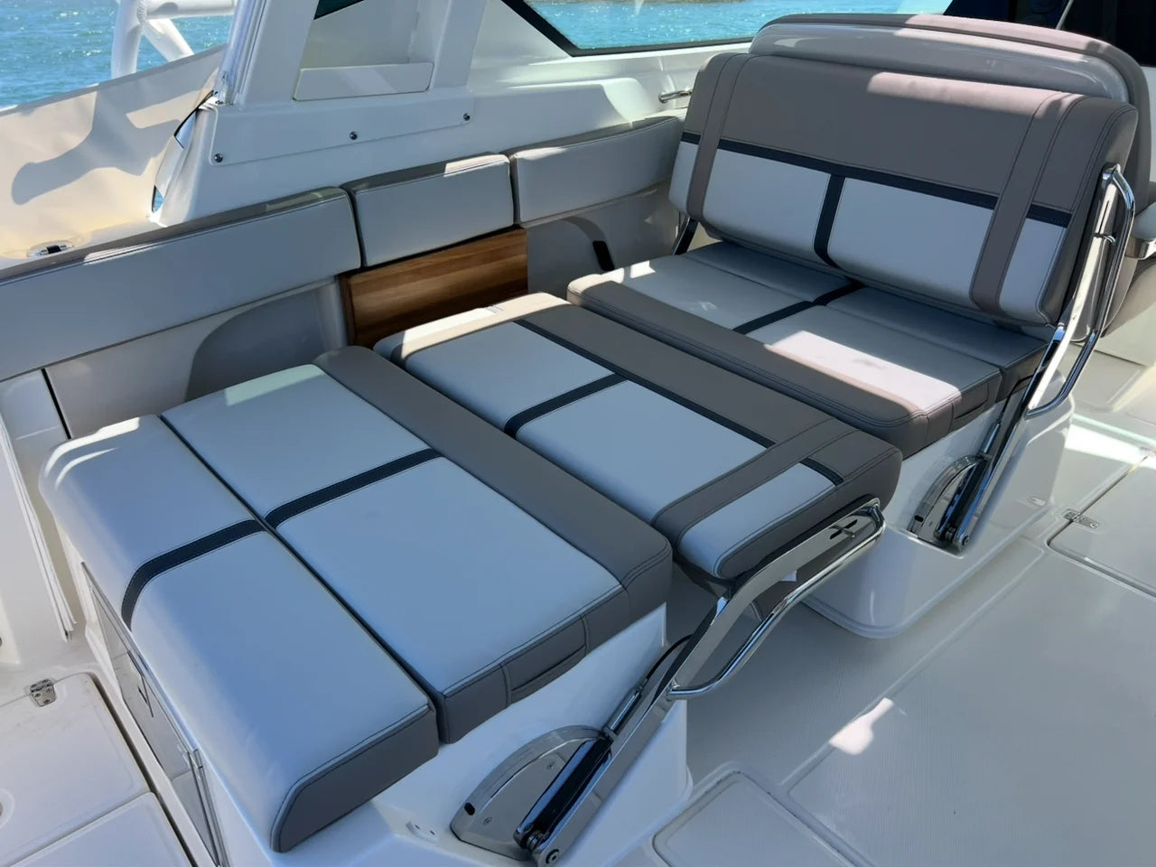 2026 Boston Whaler 330 Vantage 33.0 feet, Clearwater, Florida #14