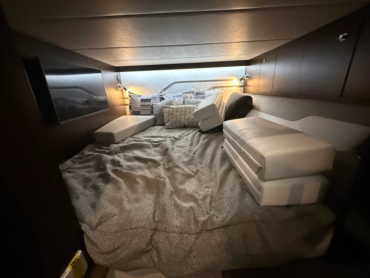 2027 Cruisers Yachts 42 GLS Outboard 42.0 feet, Clearwater, Florida #28