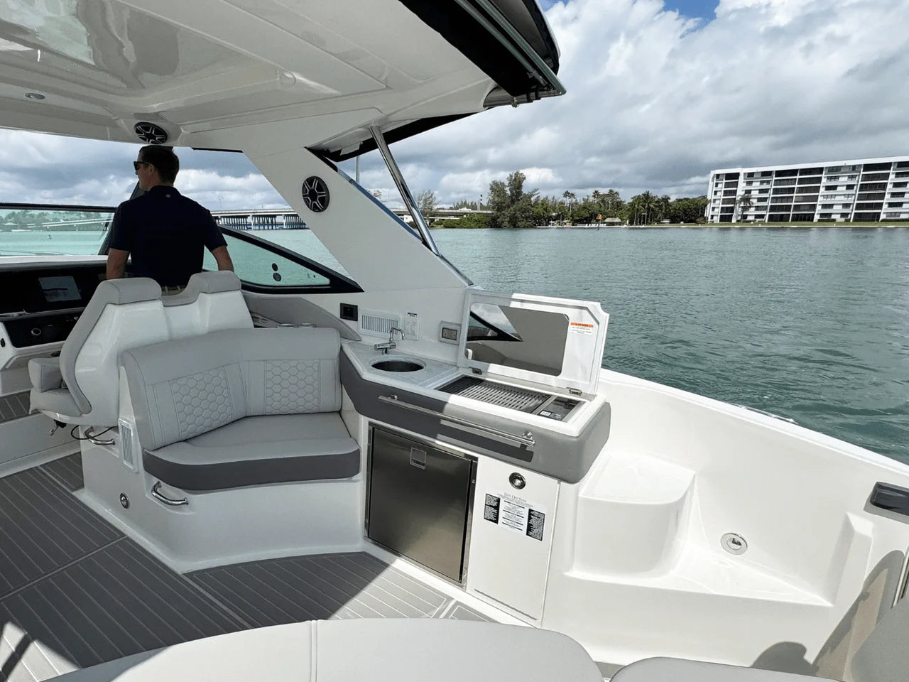 2026 Sea Ray Sundancer 320 Outboard 32.0 feet, Clearwater, Florida #15