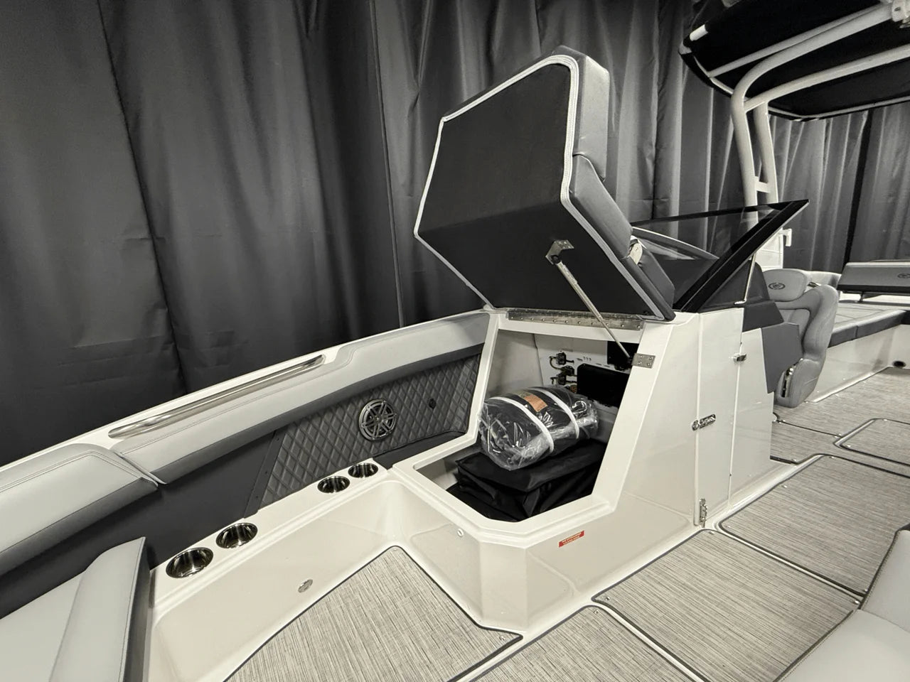 2025 Cobalt R8 Outboard 28.0 feet, Crosslake, MN #123