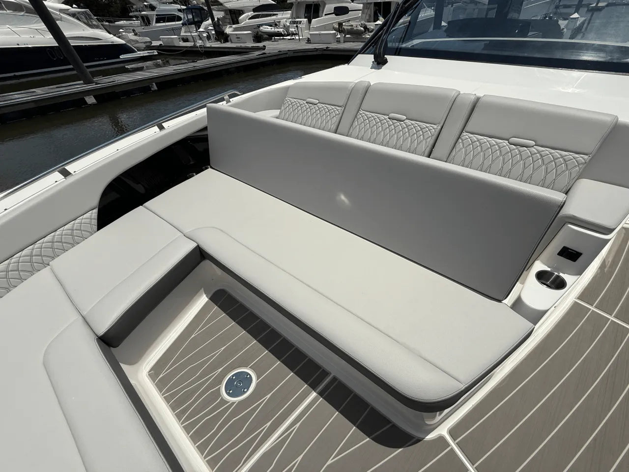 2025 Sea Ray Sundancer 370 Outboard 37.0 feet, Clearwater, Florida #47