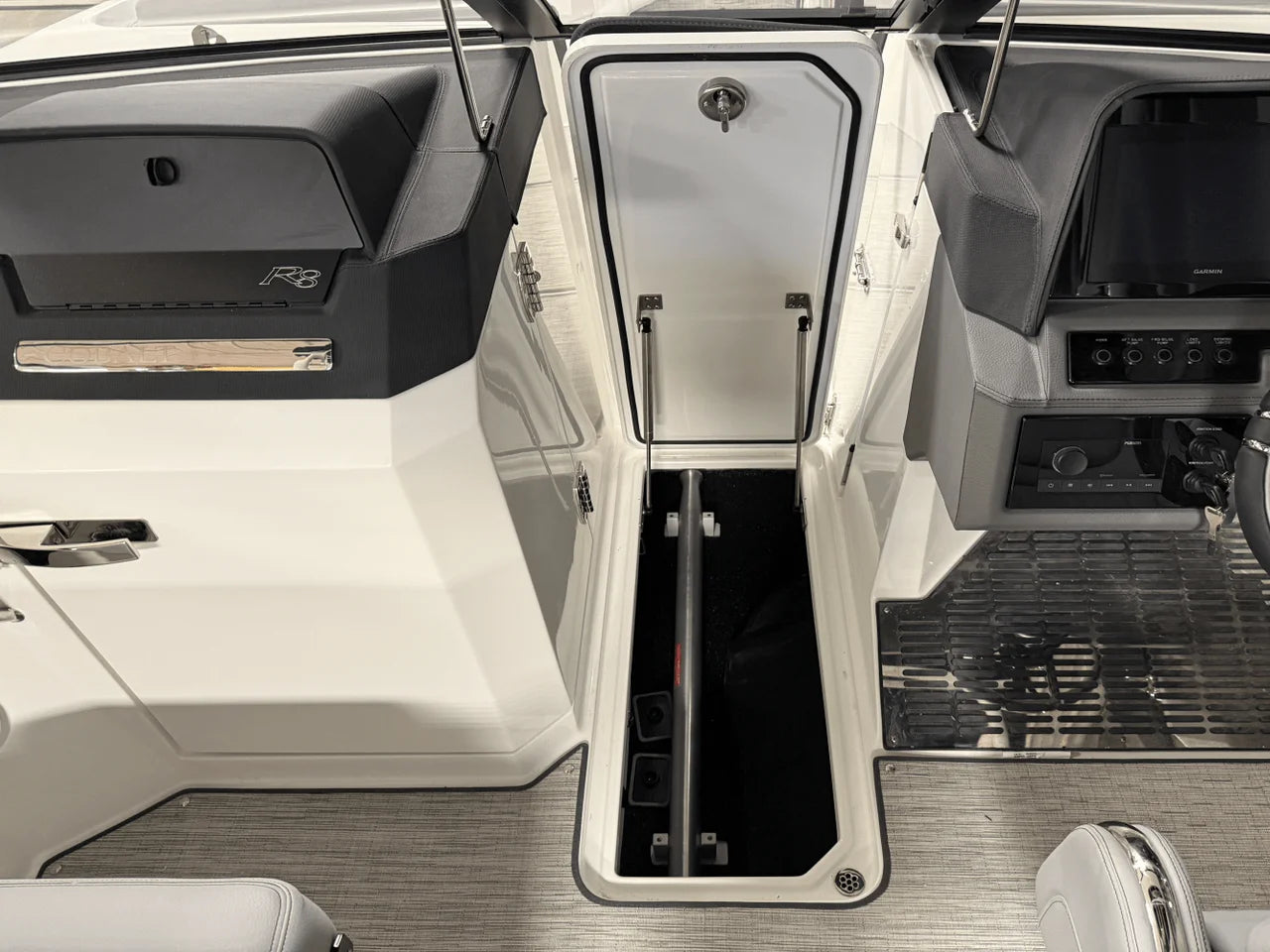 2025 Cobalt R8 Outboard 28.0 feet, Crosslake, MN #83
