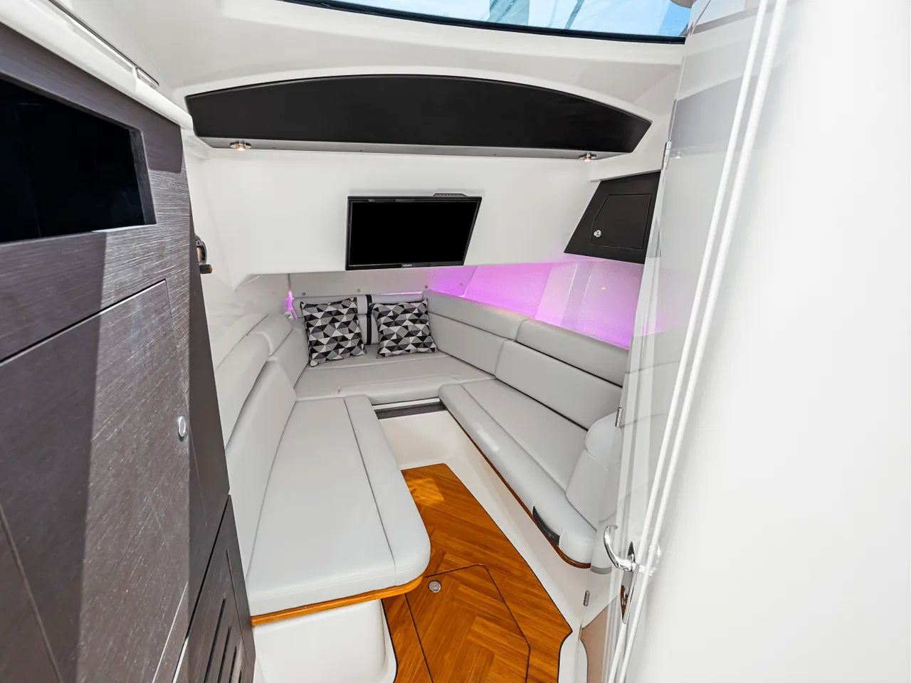 2025 Boston Whaler 350 Realm 35.0 feet, Clearwater, Florida #57