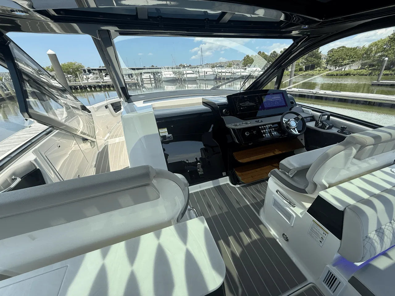 2025 Sea Ray Sundancer 370 Outboard 37.0 feet, Clearwater, Florida #22