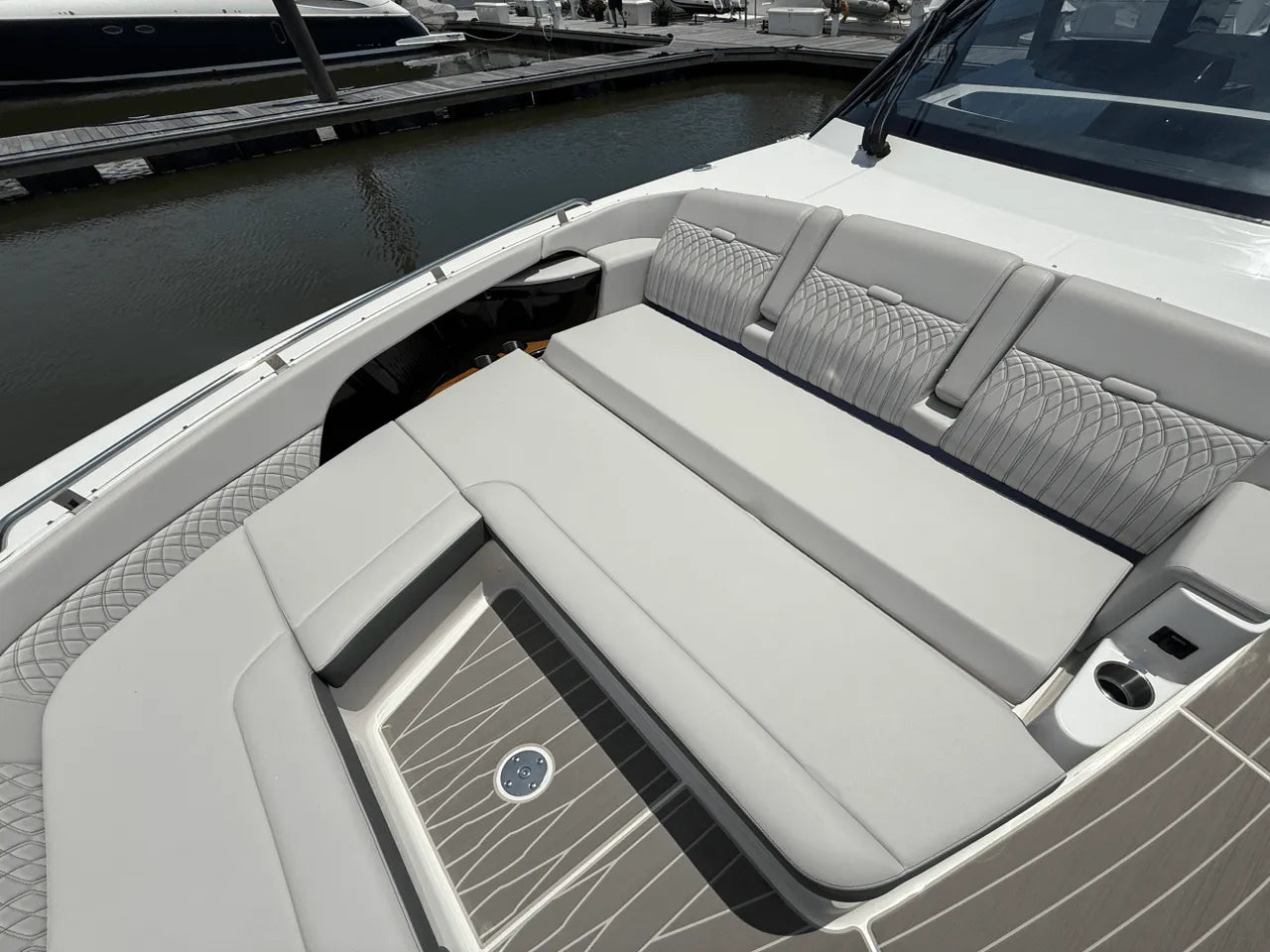 2025 Sea Ray Sundancer 370 Outboard 37.0 feet, Clearwater, Florida #46